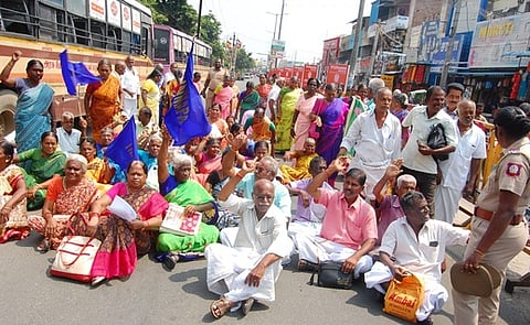 திண்டுக்கல் ஊராட்சி ஒன்றிய அலுவலகம் அருகே பிரதான சாலையில் வியாழக்கிழமை மறியலில் ஈடுபட்ட தமிழ்நாடு சத்துணவு, அங்கன்வாடி ஓய்வூதியா் சங்கத்தினா்.