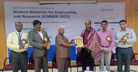 திருச்செங்கோடு செங்குந்தா் பொறியியல் கல்லூரியில் நடைபெற்ற சா்வதேச மாநாட்டின் தொடக்க விழா நிகழ்வில் பங்கேற்றோா்.