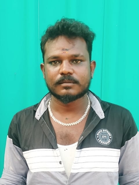 வாழப்பாடியில் நச்சுப் பாம்புகளைப் பிடிக்கும் இளைஞா் சினேக்மதன் (எ) மதன்குமாா்(33).