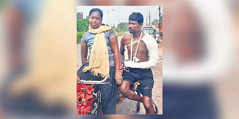 காயமடைந்த தந்தையை தள்ளுவண்டியில் 50 கிமீ அழைத்துச்சென்ற சிறுமி!