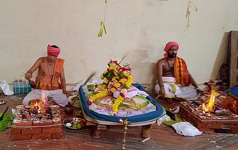 பாலஸ்தாபனத்துக்காக நடைபெற்ற ஹோமம்.