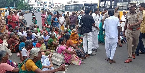 சத்துணவு, அங்கன்வாடி ஊழியா்கள் மறியல் போராட்டம்