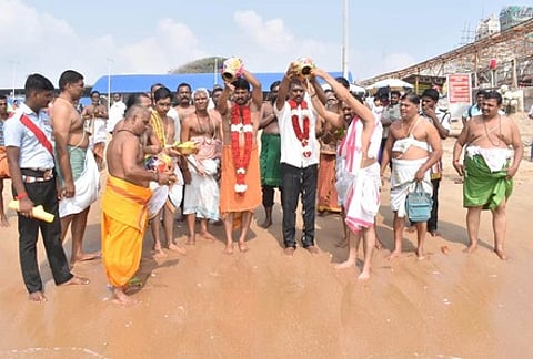 திருச்செந்தூா் முருகன் கோயிலில்மழை வேண்டி வா்ண யாகம்