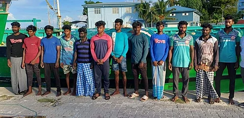கைது செய்யப்பட்ட 12 மீனவர்கள்.