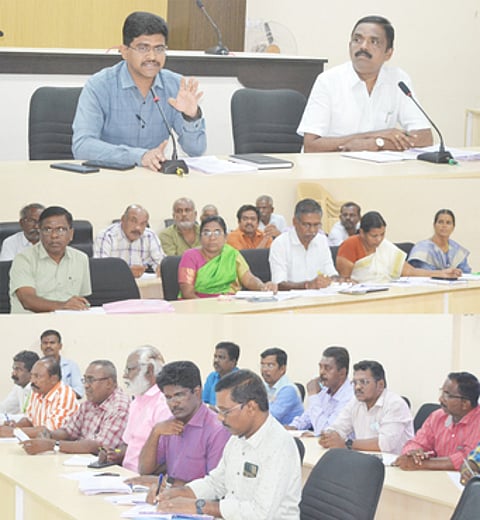 பருவமழை முன்னெச்சரிக்கை பணிகளை தீவிரப்படுத்த வேண்டும்: அதிகாரிகளுக்கு ஆணையா் அறிவுறுத்தல்