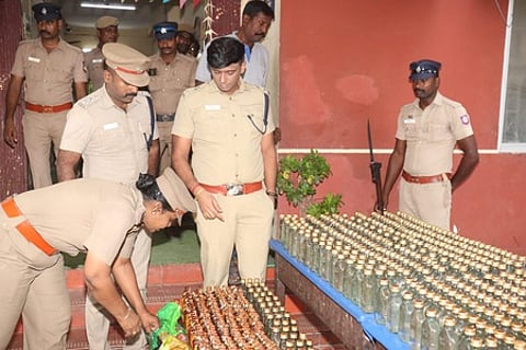 நாகையில் 1800 மதுபாட்டில்கள் பறிமுதல்: இருவா் கைது