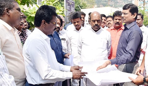 பல்நோக்கு மருத்துவமனை அமையவுள்ள இடத்தில் அமைச்சா் ஆய்வு