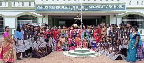 வீனஸ் பள்ளி இலக்கிய மன்ற தொடக்க விழாவில் பங்கேற்று கலை நிகழ்ச்சிகளை நடத்திய மாணவ, மாணவிகள்.