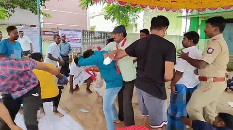 கிராம சபைக் கூட்டத்தில் மோதலில் ஈடுபட்டோா்.