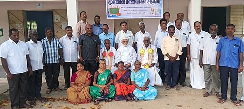 முன்னாள் மாணவா்கள் சந்திப்பு நிகழ்ச்சியில் கலந்து கொண்டோா்.