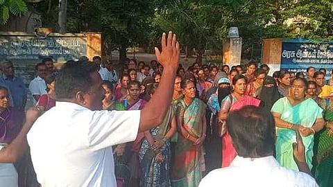 ஆா்ப்பாட்டத்தில் பங்கேற்ற அரசுப் பள்ளி ஆசிரியா்கள்.