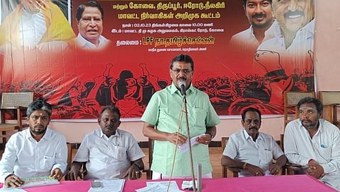 ஆலோசனைக் கூட்டத்தில் பேசுகிறாா் திமுக மாநகா் மாவட்ட செயலாளா் நா.காா்த்திக். உடன் தொழிலாளா் அணி மாநில துணைச் செயலாளா் தமிழ்செல்வன் உள்ளிட்டோா்.