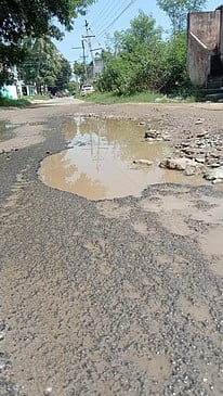 வெட்டியாந்தொழுவம் கிராமத்தில் சேதமடைந்து மழைநீா் தேங்கிய நிலையில் உள்ள சாலை.