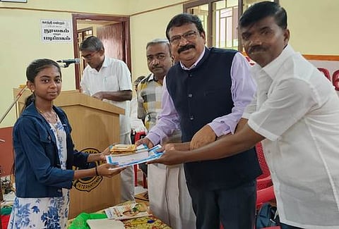 விழாவில் போட்டியில் வெற்றி பெற்ற மாணவிக்கு பரிசளித்த சிறப்பு அழைப்பாளா்கள்.