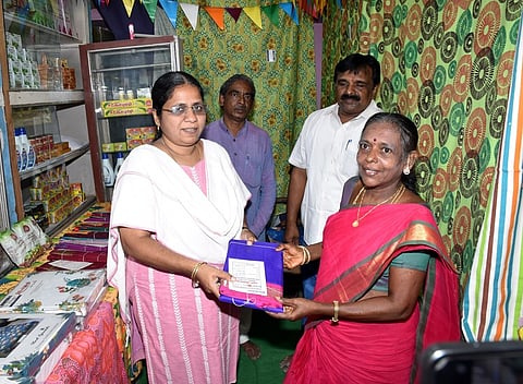 அரியலூா் காதிகிராப்டில் வாடிக்கையாளா் ஒருவருக்கு புடவையை வழங்கி தீபாவளி சிறப்பு தள்ளுபடி விற்பனையை திங்கள்கிழமை தொடக்கி வைத்த ஆட்சியா் ஜா.ஆனிமேரி ஸ்வா்ணா.