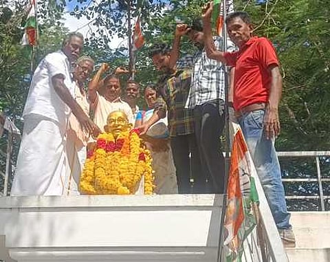 அரியலூா் செட்டி ஏரிக்கரையிலுள்ள மகாத்மா காந்தி சிலைக்கு திங்கள்கிழமை மாலை அணிவித்து மரியாதை செலுத்திய மாா்க்சிஸ்ட் கம்யூனிஸ்ட் கட்சியினா்.