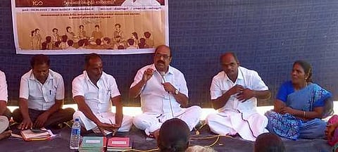 இலந்தைக் கூடம் கிராமத்தில் திங்கள்கிழமை நடைபெற்ற கிராம சபைக் கூட்டத்தில் பேசிய சட்டப் பேரவை உறுப்பினா் கு.சின்னப்பா.