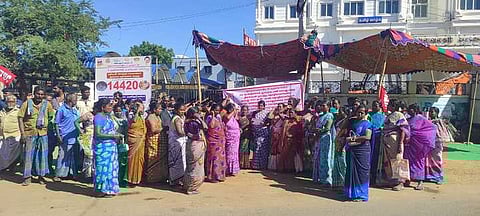 ஜெயங்கொண்டத்தில் நகராட்சி அலுவலம் முன்பு திங்கள்கிழமையும் காத்திருப்பு போராட்டத்தில் ஈடுபட்ட தூய்மைப் பணியாளா்கள்.