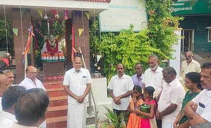 காந்தி சிலைக்கு மரியாதை செலுத்திய பேரூராட்சித் தலைவா் தனலட்சுமி பொன்னுசாமி உள்ளிட்டோா்.