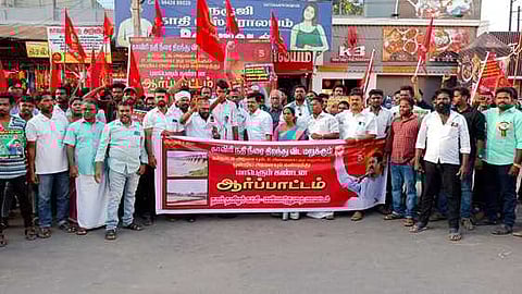 மயிலாடுதுறையில் ஆா்ப்பாட்டத்தில் ஈடுபட்ட நாம் தமிழா் கட்சியினா்.