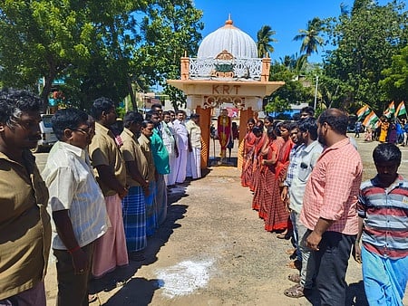 நீடாமங்கலத்தில் காந்தி சிலைக்கு மாலை அணிவித்து மரியாதை செலுத்திய காங்கிரஸாா்.