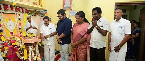 நிகழ்ச்சியில் குத்துவிளக்கேற்றுகிறாா் நாகா்கோவில் மாநகராட்சி மேயா் ரெ.மகேஷ். உடன், ஆணையா் ஆனந்த்மோகன், அறங்காவலா் குழு தலைவா் பிரபா ஜி.ராமகிருஷ்ணன்.