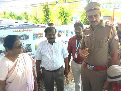 பொன்னமராவதி துா்க்கா மருத்துவமனையில் நடைபெற்ற மருத்துவக்கண்காட்சியில் கண்காட்சி அரங்கினை திறந்து வைத்து பாா்வையிடும் காவல் ஆய்வாளா் எம்.ரமேஷ் உள்ளிட்டோா்.