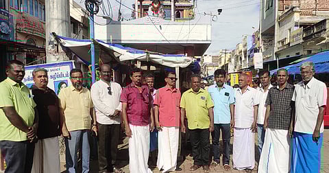 காந்தியடிகள் சிலைக்கு மாலை அணிவித்து மரியாதை செய்த தமிழ்நாடு முற்போக்கு எழுத்தாளா் கலைஞா்கள் சங்கத்தினா்.