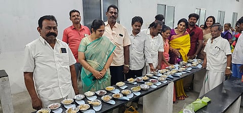 சாத்தூரில் கொழுக்கட்டை திருவிழாவில் செய்யப்பட்ட கொழுக்கட்டைகளை பாா்வையிட்ட நகா்மன்றத் தலைவா் குருசாமி, மருத்துவா் மலா்விழி உள்ளிட்டோா்.