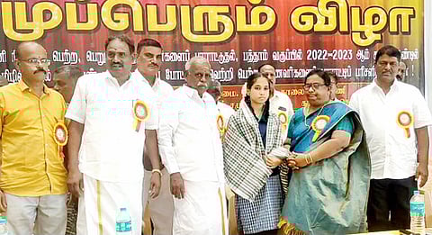 அதிக மதிப்பெண் பெற்ற மாணவிக்கு சால்வை அணிவித்து பாராட்டிய காஞ்சிபுரம் மாவட்ட முதன்மைக் கல்வி அலுவலா் வெ.வெற்றிச்செல்வி.