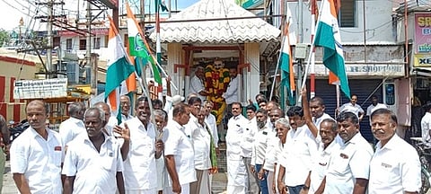 திருநெல்வேலி நகரத்தில் உள்ள காந்தி சிலைக்கு மாலை அணிவித்து மரியாதை செலுத்திய காங்கிரஸாா்.