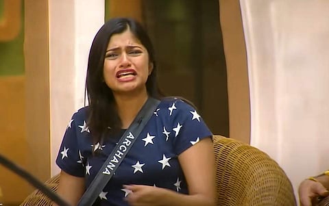 முதல்நாளே அர்ச்சனாவை அழவைத்த போட்டியாளர்கள்: பிக் பாஸில் பரபரப்பு!