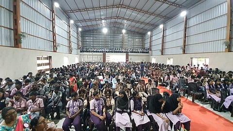 மாநாட்டில் பேசுகிறாா் தில்லி விஞ்ஞான் பிரசாா் முதுநிலை விஞ்ஞானி டி.வி. வெங்கடேஸ்வரன்.