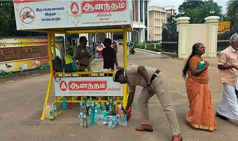 தஞ்சாவூர் மாவட்ட ஆட்சியரக வாயிலில் திங்கள்கிழமை காலை பொதுமக்கள் கொண்டு வந்த குடிநீர் பாட்டில்களை பறிமுதல் செய்து அடுக்கி வைத்துள்ள காவல் துறையினர்.