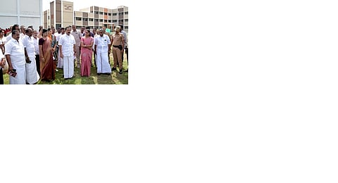 கலைஞா் நூற்றாண்டு கட்டடம் அமையவுள்ள இடத்தை பாா்வையிடுகிறாா் தமிழக உயா்கல்வித் துறை அமைச்சா் க. பொன்முடி. உடன் மாவட்ட ஆட்சியா் தி. சாருஸ்ரீ, சட்டப்பேரவை உறுப்பினா் பூண்டி கே. கலைவாணன் உள்ளிட்டோா்.