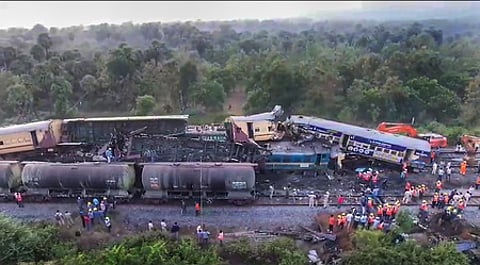 ஆந்திர மாநிலத்தில் இரு ரயில்கள் மோதி தடம் புரண்ட விபத்தில் திங்கள்கிழமை நடைபெற்ற மீட்புப் பணி.
