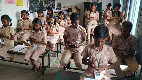 அறிவியல் திறனாய்வுத் தோ்வு எழுதிய மாணவா்கள்.