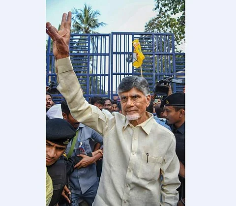 ஆந்திர மாநிலம், ராஜமகேந்திரவரம் சிறையிலிருந்து வெளியே வந்த முன்னாள் முதல்வா் சந்திரபாபு நாயுடு.