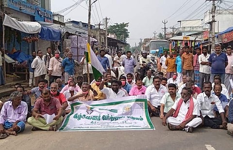 சாலை மறியல் போராட்டத்தில் ஈடுபட்ட கீழ்வேளூர் வர்த்தகர் சங்கத்தினர்.