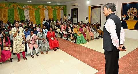பல்கலைக்கழக மாணவர்களுடன் கலந்துரையாடி தமிழ்நாடு ஆளுநர் ஆர்.என்.ரவி