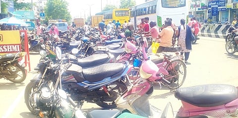 போக்குவரத்து நெரிசலில் சிக்கித் தவிக்கும் பெரம்பலூா்: வாகன ஓட்டுநா்கள் கடும் அவதி