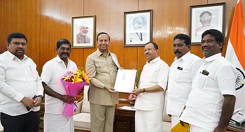 மீனவா்கள் பிரச்னைகளை முன்வைத்து தில்லியில் மத்திய இணையமைச்சா் வி. முரளீதரனை நேரில் சந்தித்து மனு அளித்த திமுக எம்.பி. டி.ஆா் பாலு. உடன் மீனவா் குடும்பத்தினா்.