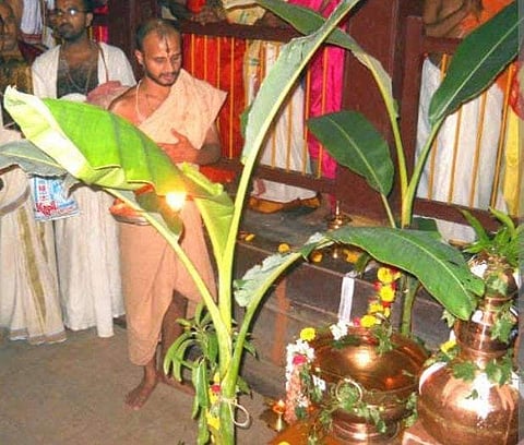 தண்ணீர் நிரப்பி அலங்கரித்து வைக்கப்பட்ட குடத்துக்கு செய்யப்பட்ட பூஜை