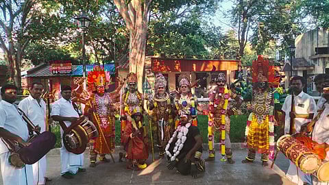 வேடமிட்டு ஆடும் முத்தாரம்மன் நடன கலைக்குழு.