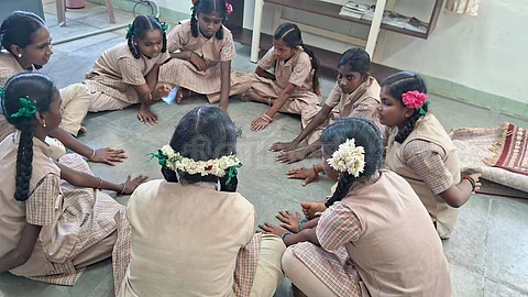 உற்சாகத் துள்ளல் விளையாட்டில் மாணவிகள்