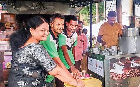 தேநீர்க் கடைக்காரரின் 'மொய் விருந்து'!