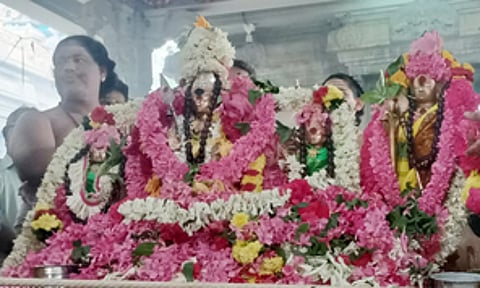 சென்னிமலை முருகன் கோயிலில் செவ்வாய்க்கிழமை நடைபெற்ற கந்த சஷ்டி தொடக்க விழாவில் வள்ளி தெய்வானையுடன் பக்தா்களுக்கு அருள்பாலித்த முருகப் பெருமான்.