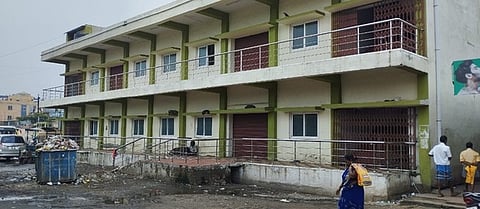 திண்டுக்கல் பேருந்து நிலையத்தில் பயன்பாட்டுக்கு வராத கட்டடம்.