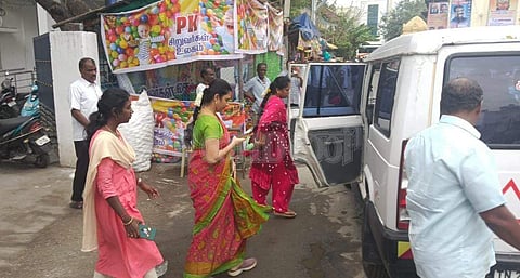 ராசிபுரம் நகராட்சி அலுவலகத்தில் கைது செய்யப்பட்டு அழைத்துச் செல்லப்படும் நகர்மன்ற சுயேட்சை பெண் உறுப்பினர் சசிரேகா.
