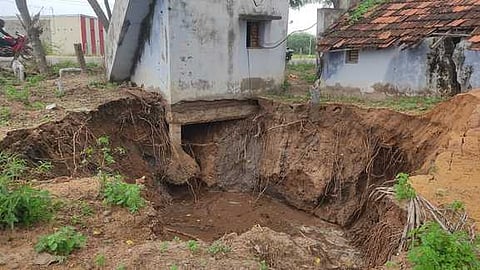 திருப்பாச்சேத்தி அருகேயுள்ள மாரநாடு விலக்குப் பகுதியில் மழையால் இடிந்து மண்ணில் புதைந்த விவசாயக் கிணறு.